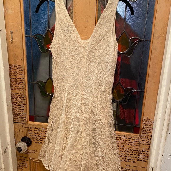 Mid length lace dress - Picture 2 of 2